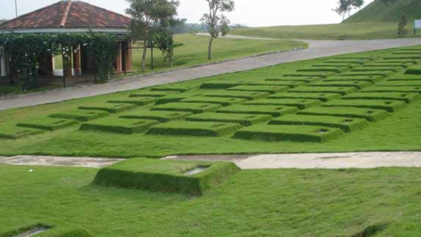 Membongkar Nisan Makam/Kuburan