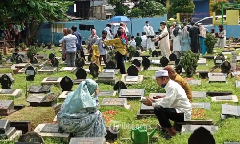 Merutinkan Ziarah Kubur pada Ramadlan dan Lebaran