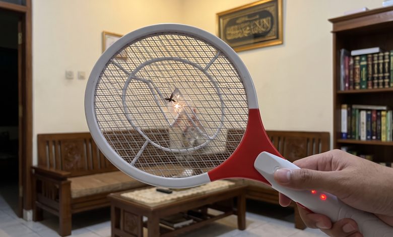 Hukum Membunuh Nyamuk dengan Raket Listrik
